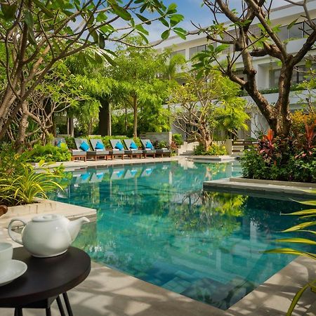 Eightfold Urban Resort Siem Reap Dış mekan fotoğraf The swimming pool at the hotel