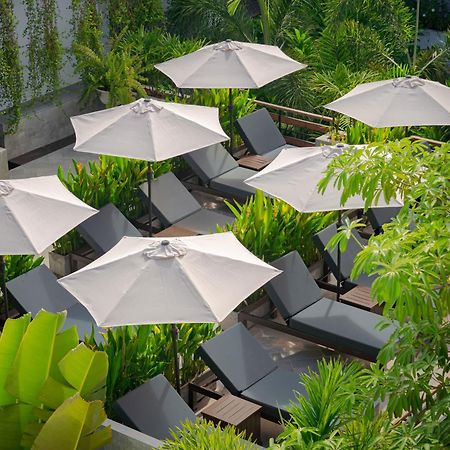 Eightfold Urban Resort Siem Reap Dış mekan fotoğraf The pool at the hotel