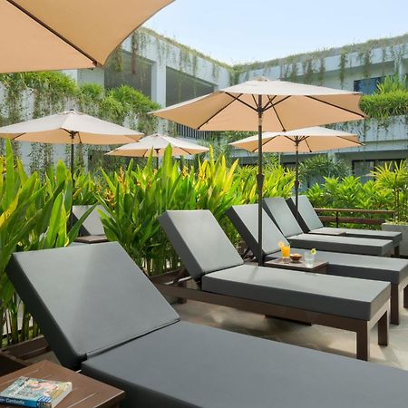 Eightfold Urban Resort Siem Reap Dış mekan fotoğraf Pool Deck