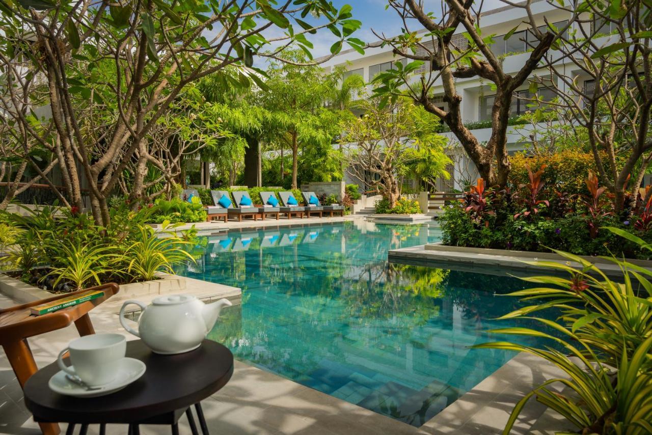 Eightfold Urban Resort Siem Reap Dış mekan fotoğraf The swimming pool at the hotel