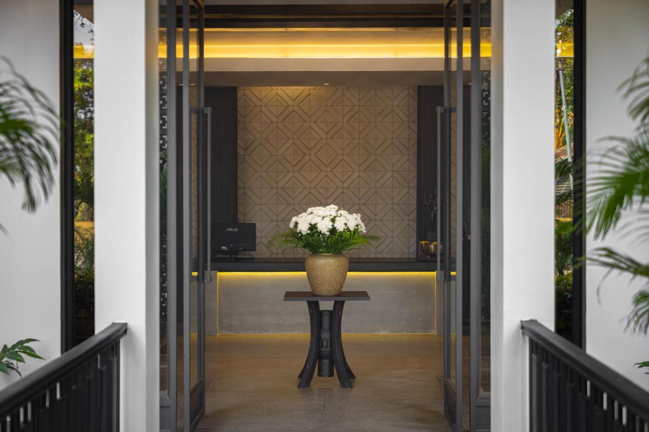 Eightfold Urban Resort Siem Reap Dış mekan fotoğraf The reception area at the hotel