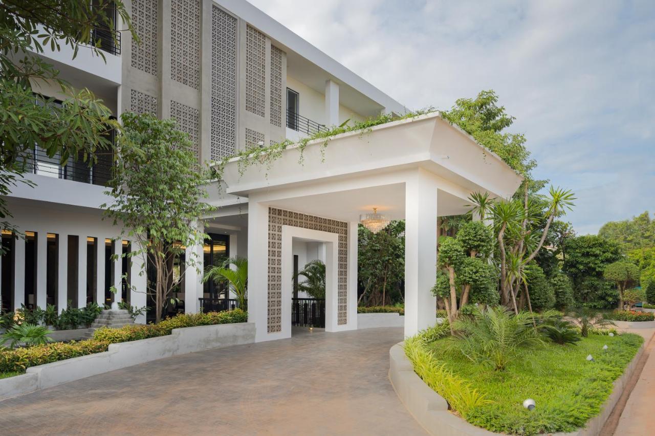 Eightfold Urban Resort Siem Reap Dış mekan fotoğraf The hotel's entrance