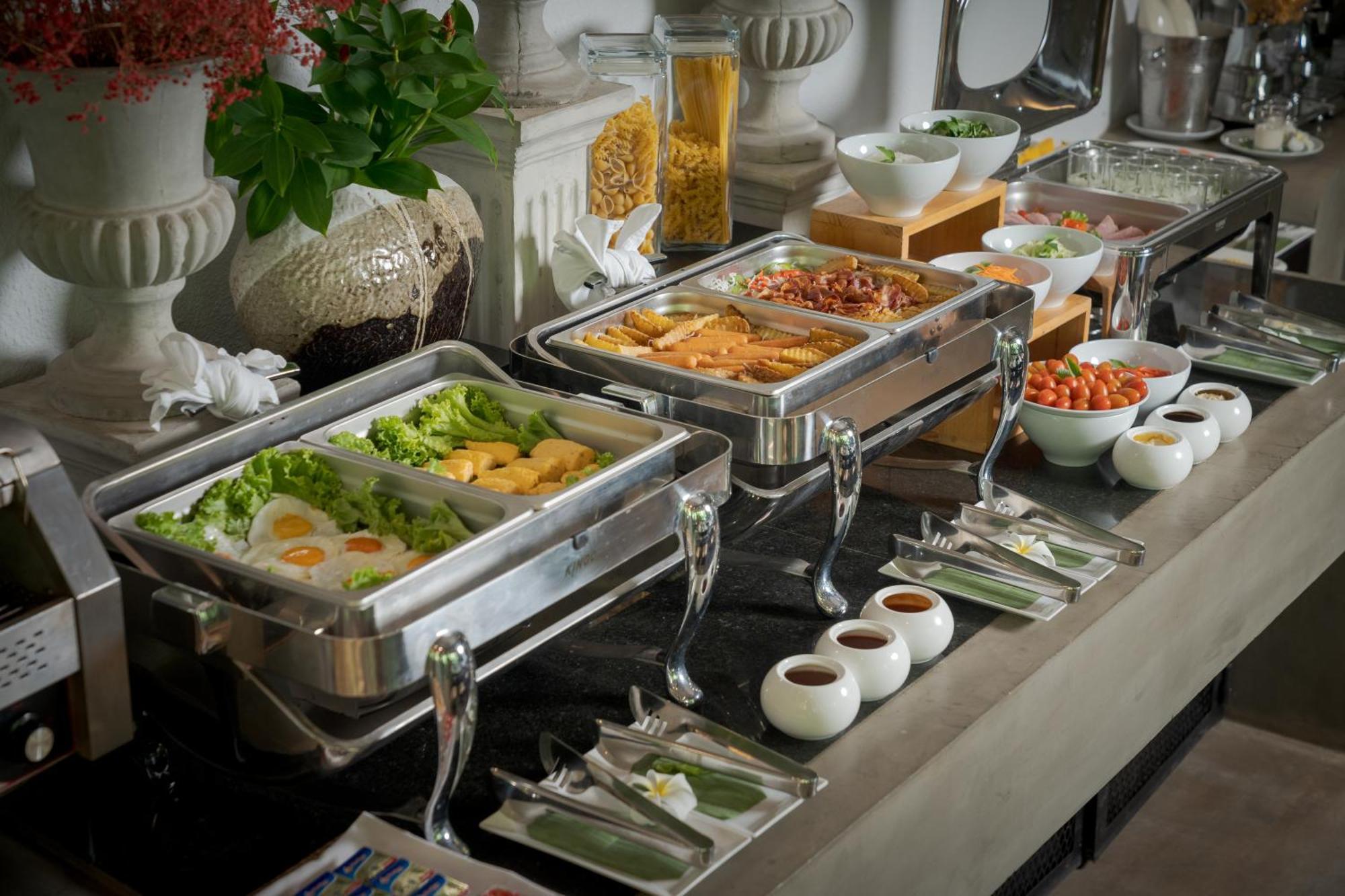 Eightfold Urban Resort Siem Reap Dış mekan fotoğraf A buffet at a hotel