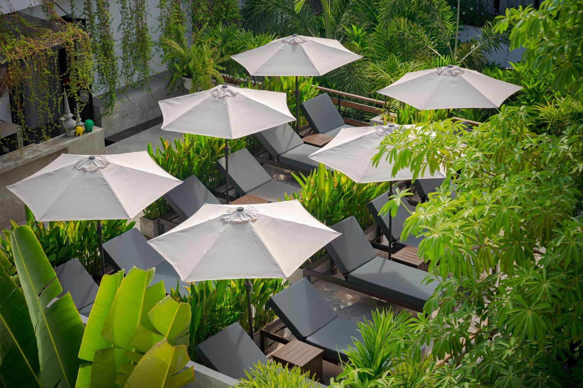 Eightfold Urban Resort Siem Reap Dış mekan fotoğraf The pool at the hotel