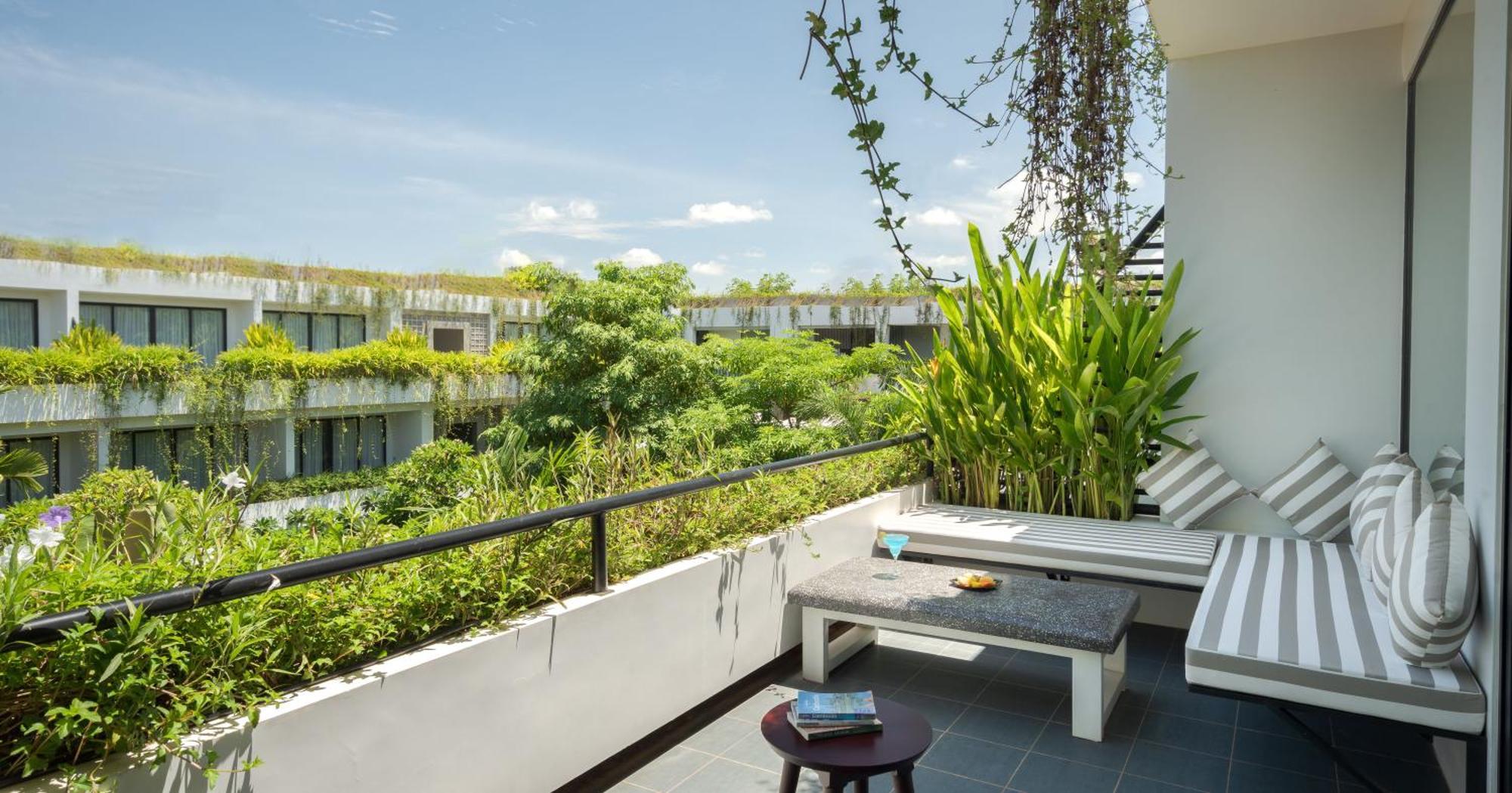 Eightfold Urban Resort Siem Reap Dış mekan fotoğraf A balcony at the hotel