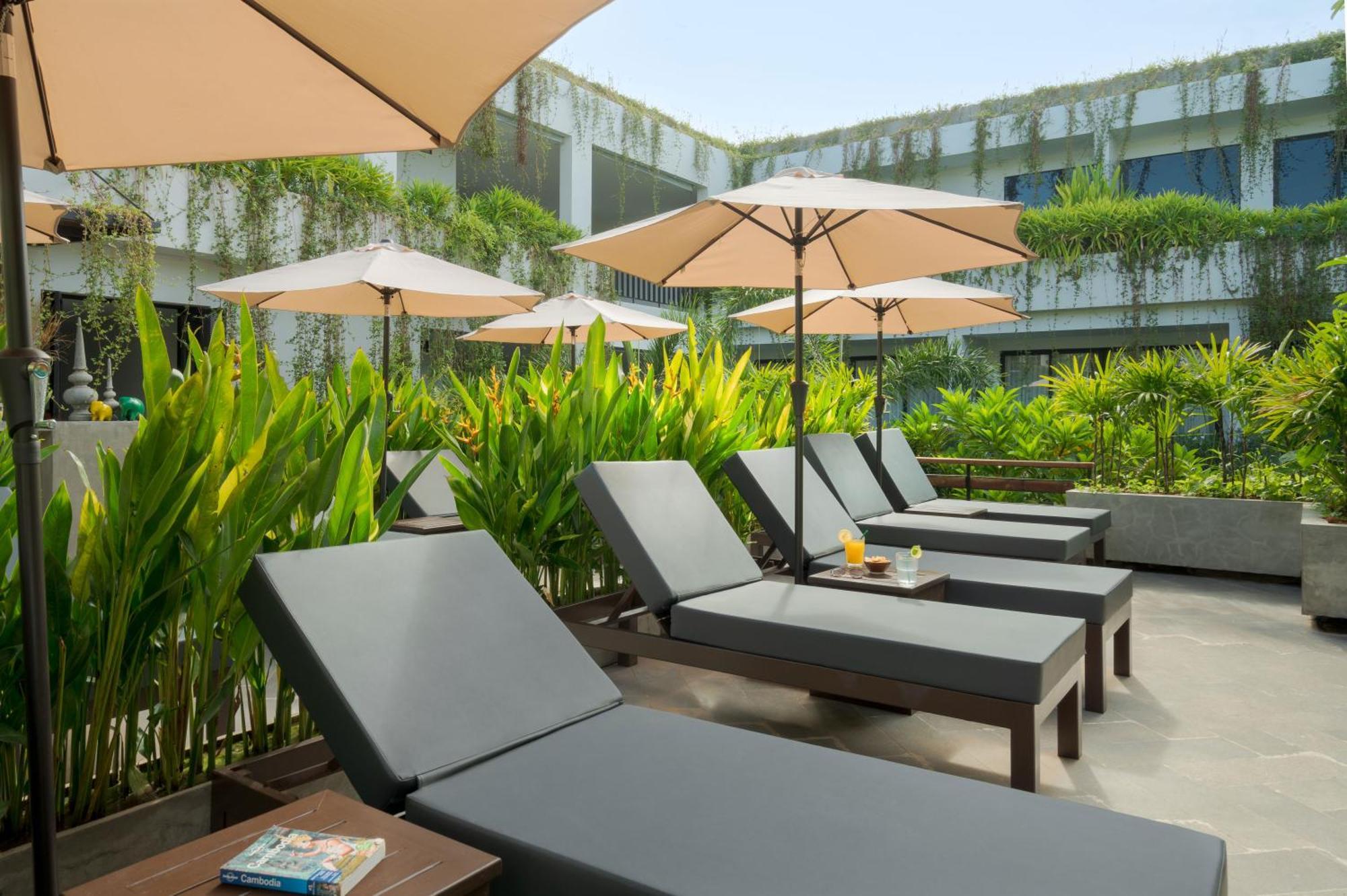 Eightfold Urban Resort Siem Reap Dış mekan fotoğraf Pool Deck